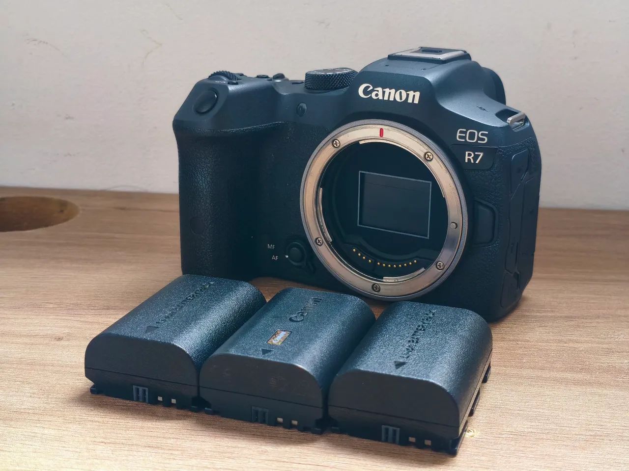 Canon R7 corpo + 3 baterias 
