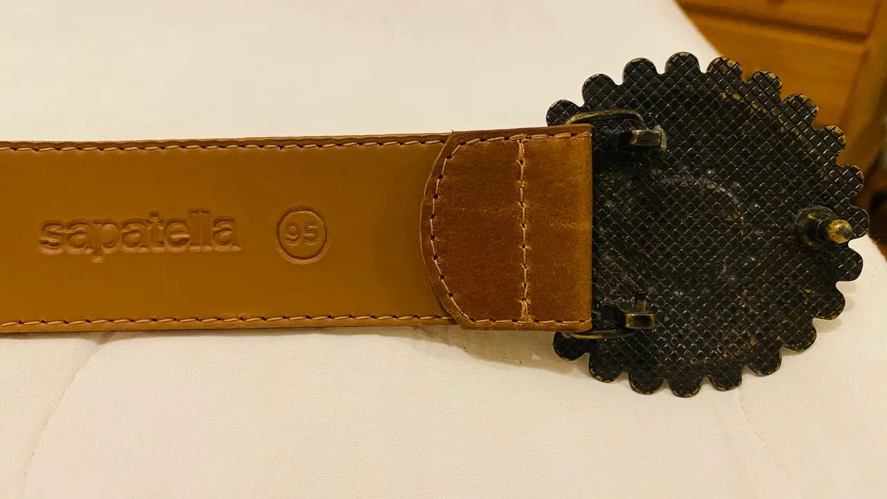 Cinto Feminino Couro Bege com Fivela Azul da Sapatella NOVO ZERO - Foto 5