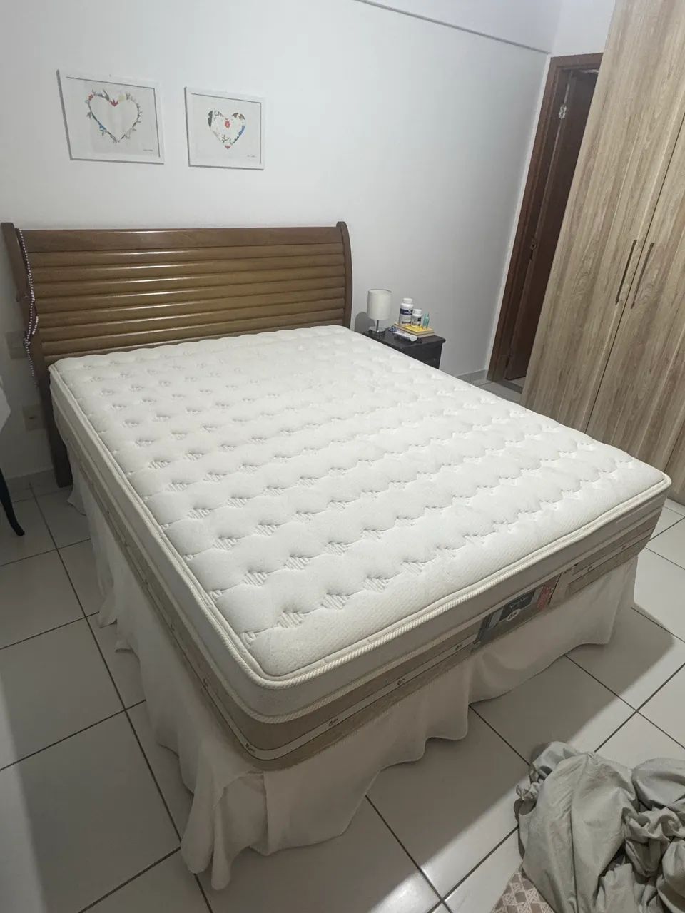 Cama queen com cabeceira 