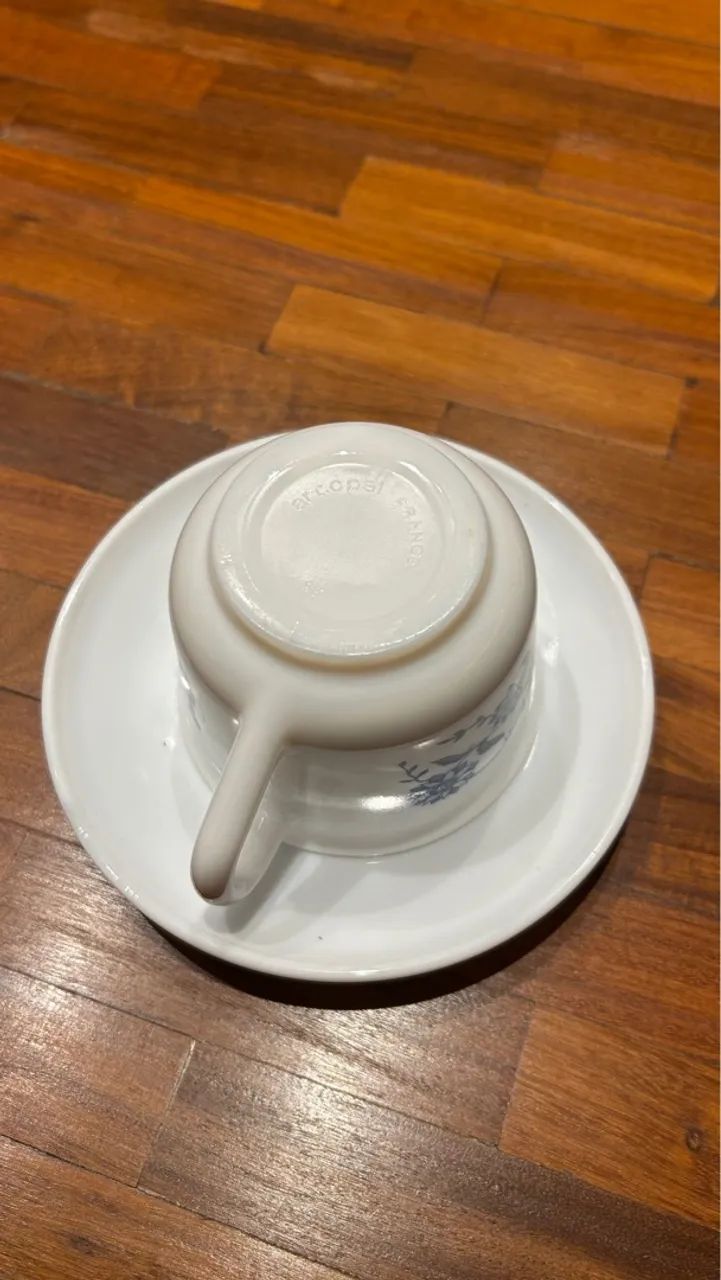 Conjunto vintage de 5 xícaras de chá com pires, fabricadas pela Arcopal/França - Foto 4