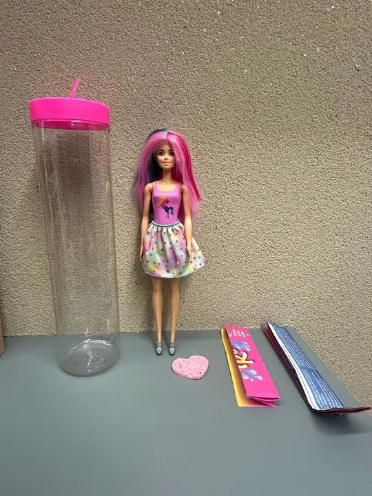 Boneca Barbie Color Reveal Série 1 - Original Mattel Cabelo Rosa e Vestido de Unicórnio - Foto 2