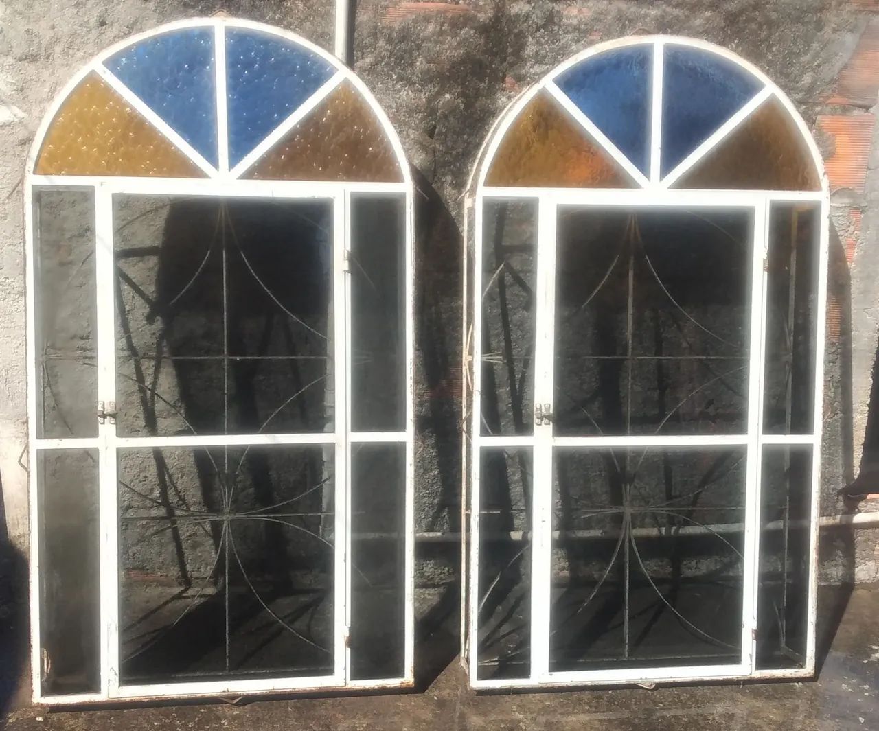 Janelas Articuladas com Vidro Colorido