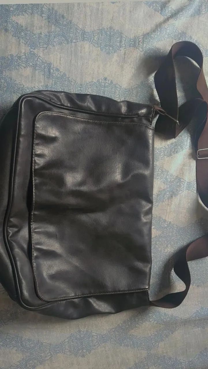 Bolsa de Ombro Clássica em Couro Sintético