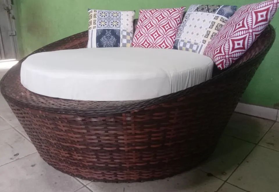 Sofá de Vime Redondo com Almofadas