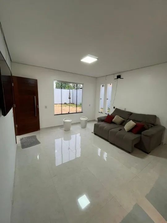 Casa com garagem coberta e quintal - Foto 2