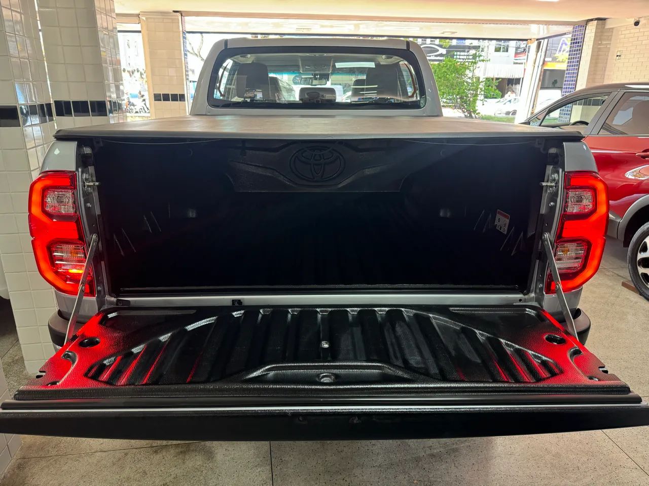 HILUX SRX PLUS 2024/2024, ÚNICA DONA, APENAS 26 MIL KM, NOVÍSSIMO  - Foto 12