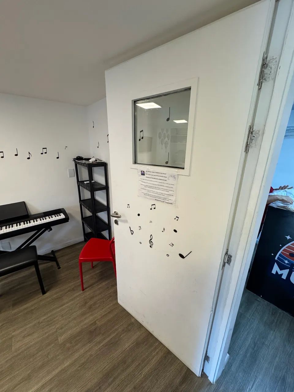 Vendo porta de madeira 90cm pra ambientes que precisam de acústica e silêncio. - Foto 3