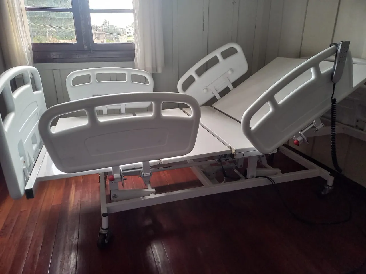 Cama articulada motorizada hospitalar