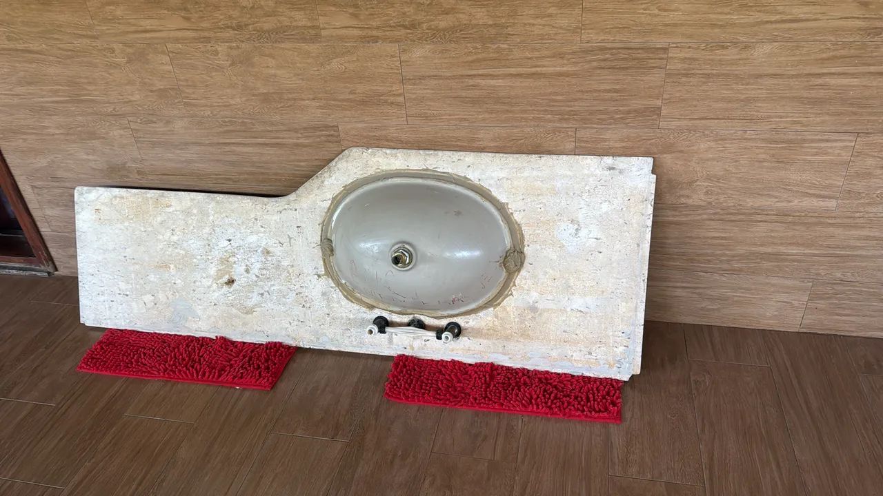 Cuba de banheiro em granito com armário