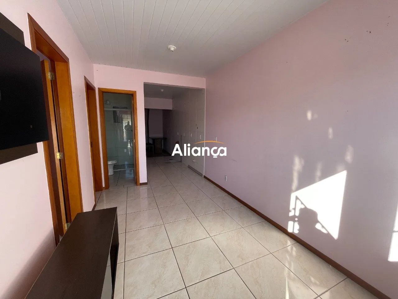 Casa para aluguel com 3 dormitórios, 1 suíte, 2 vagas de carro no bairro Jardim Betânia em - Foto 2