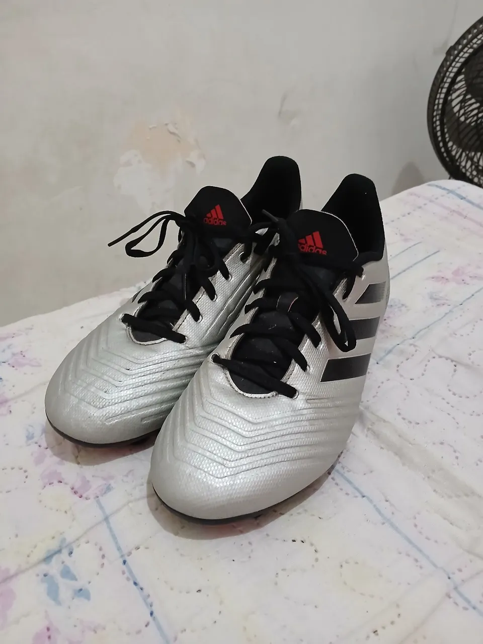 Chuteira Adidas Predator 19.4 - Prata