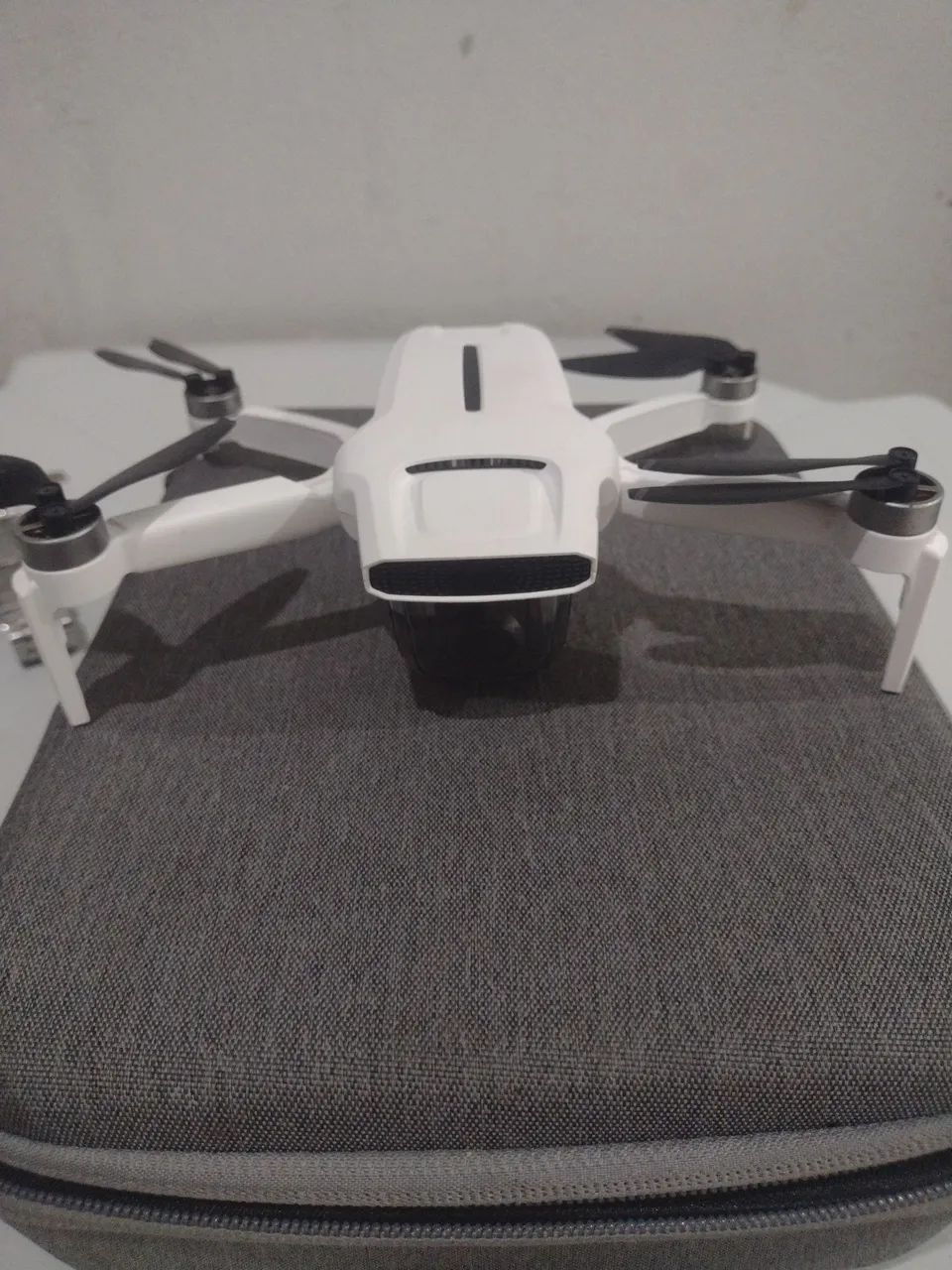 Drone branco novo