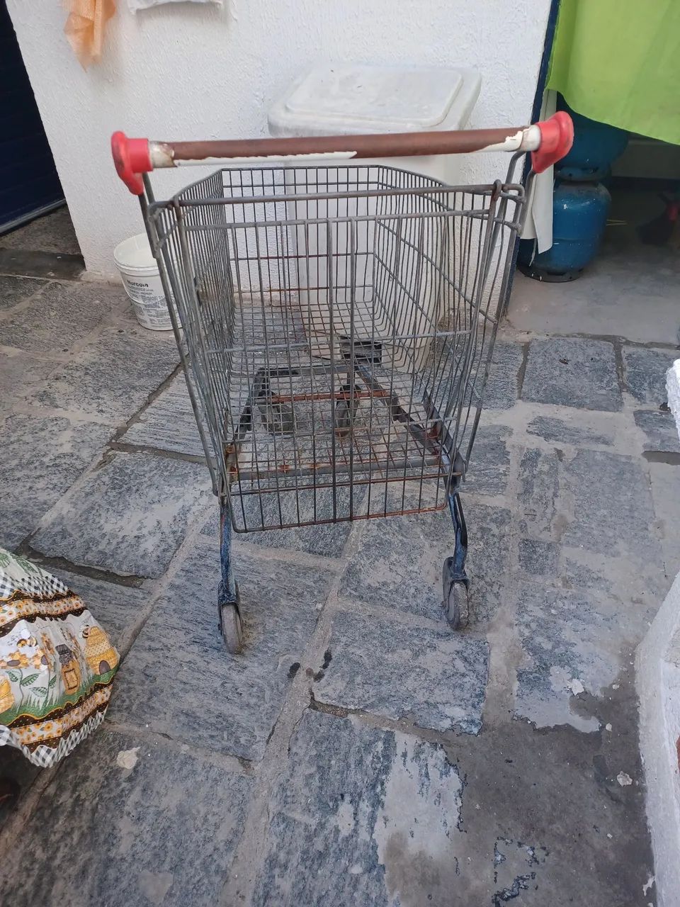 Carrinho de compras em metal