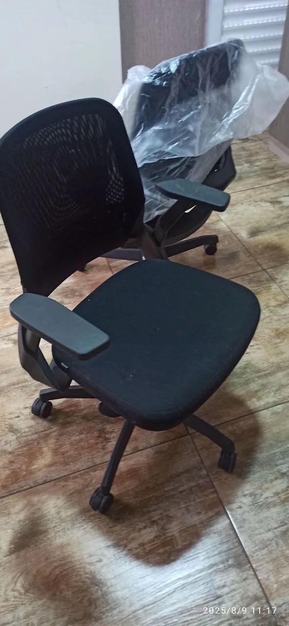 Cadeira de escritório nova com rodinhas - Foto 6