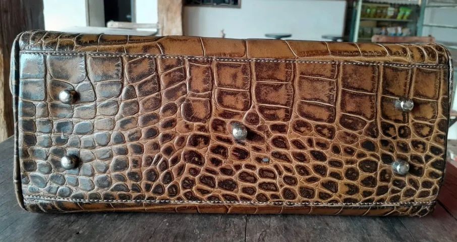 Bolsa, em couro natural padrão croco, do ateliê Beth Salles. - Foto 4