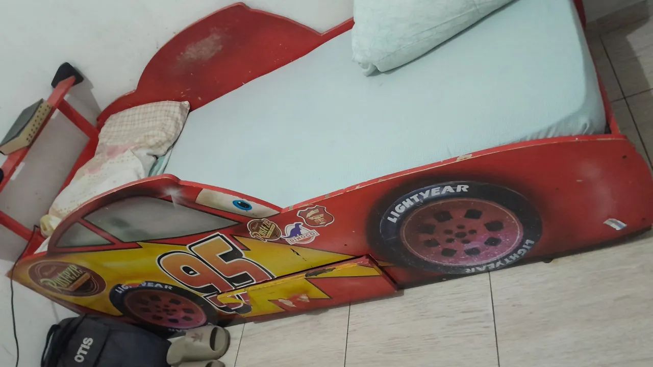 Cama carros de madeira