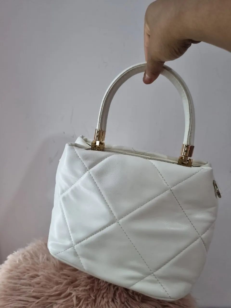 Bolsa de mão branca com metais dourados  - Foto 3