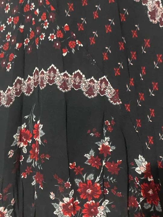 Blusa Floral Preta com Detalhe bicos  - Foto 2