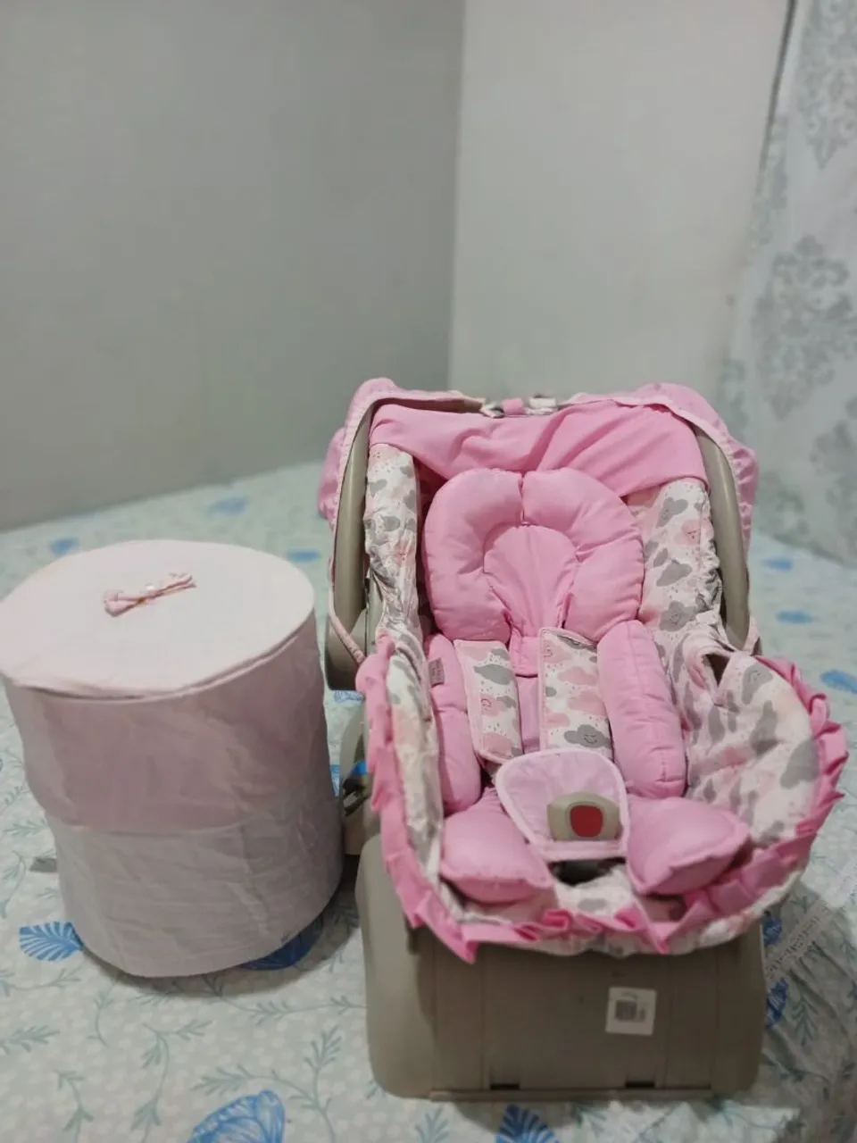 Bebê conforto rosa com acessórios