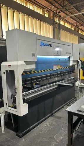 Dobradeira Hidráulica Eurostec 135T x 3200mm CNC| Aceitamos Usada + Financiamos + 60 vezes - Foto 2
