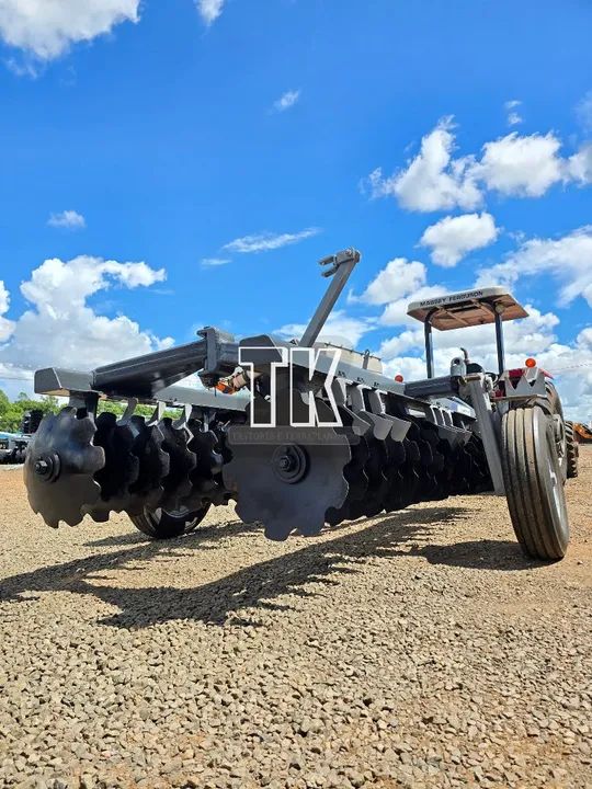 Grade niveladora de 36 discos com pneus para transporte tatu - Tk Tratores Nova Andradina  - Foto 6