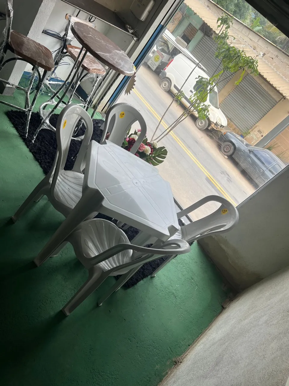 Mesa de plástico branca com cadeiras