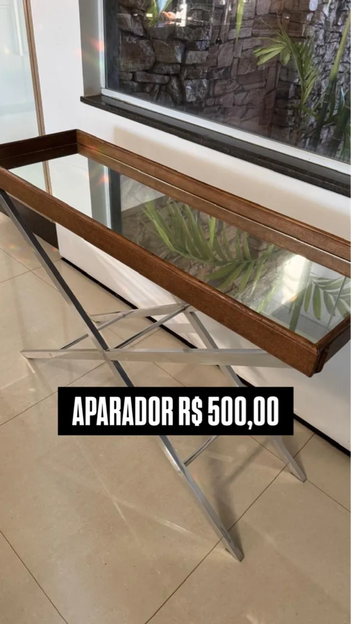 Aparador de Espelho com Detalhes em Madeira e Base Metal