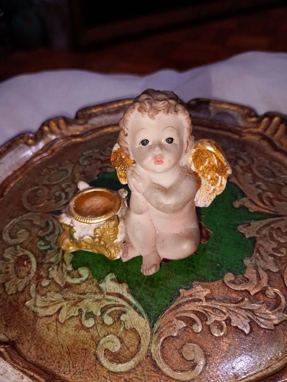 Anjinho porta-vela em resina.