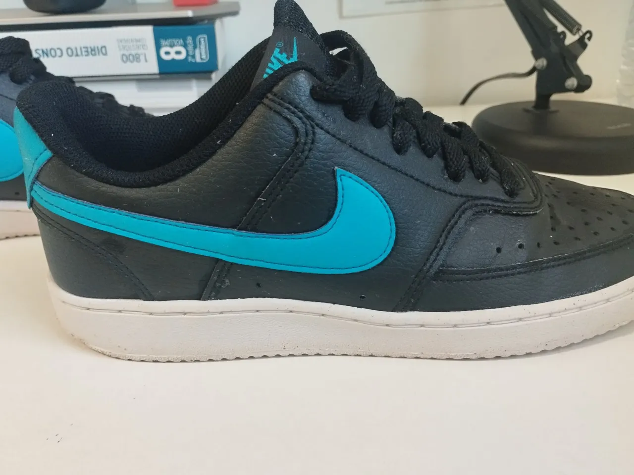 Tênis Nike Court Vision - Preto com detalhes em azul