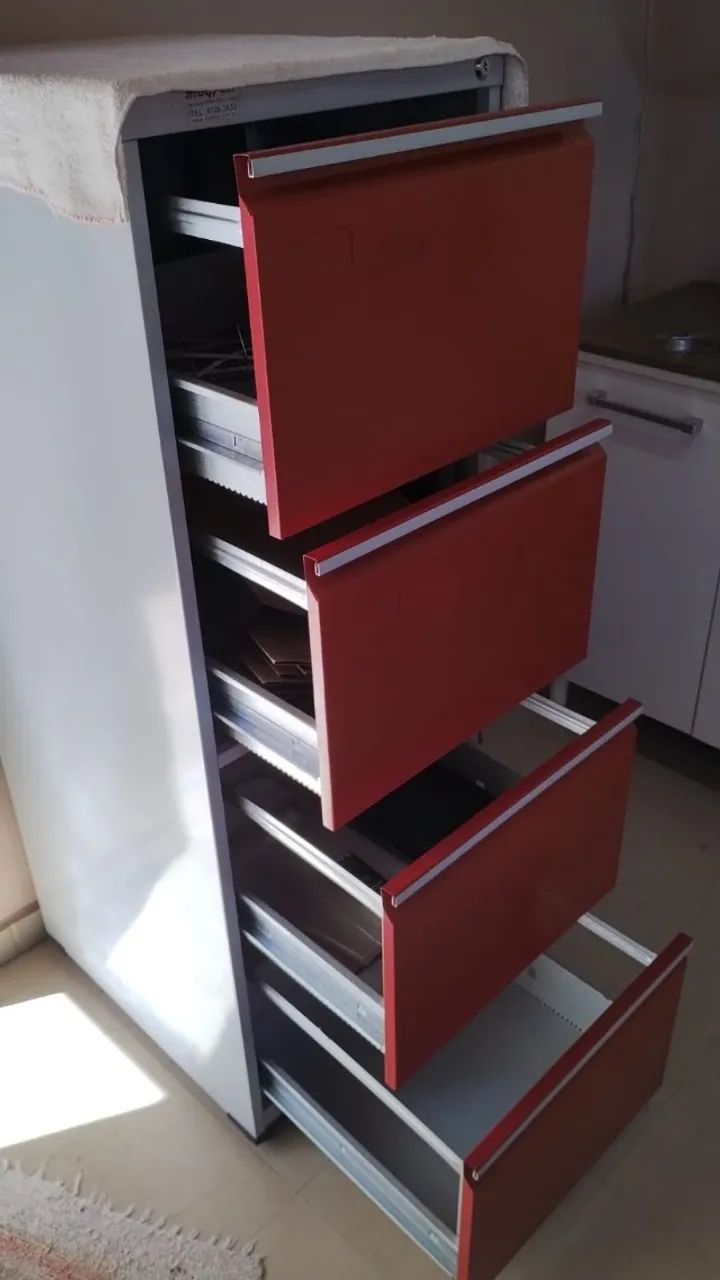 Armário De Aço 4 Gavetas  - Cinza/vermelho  -  Pandin - Foto 2