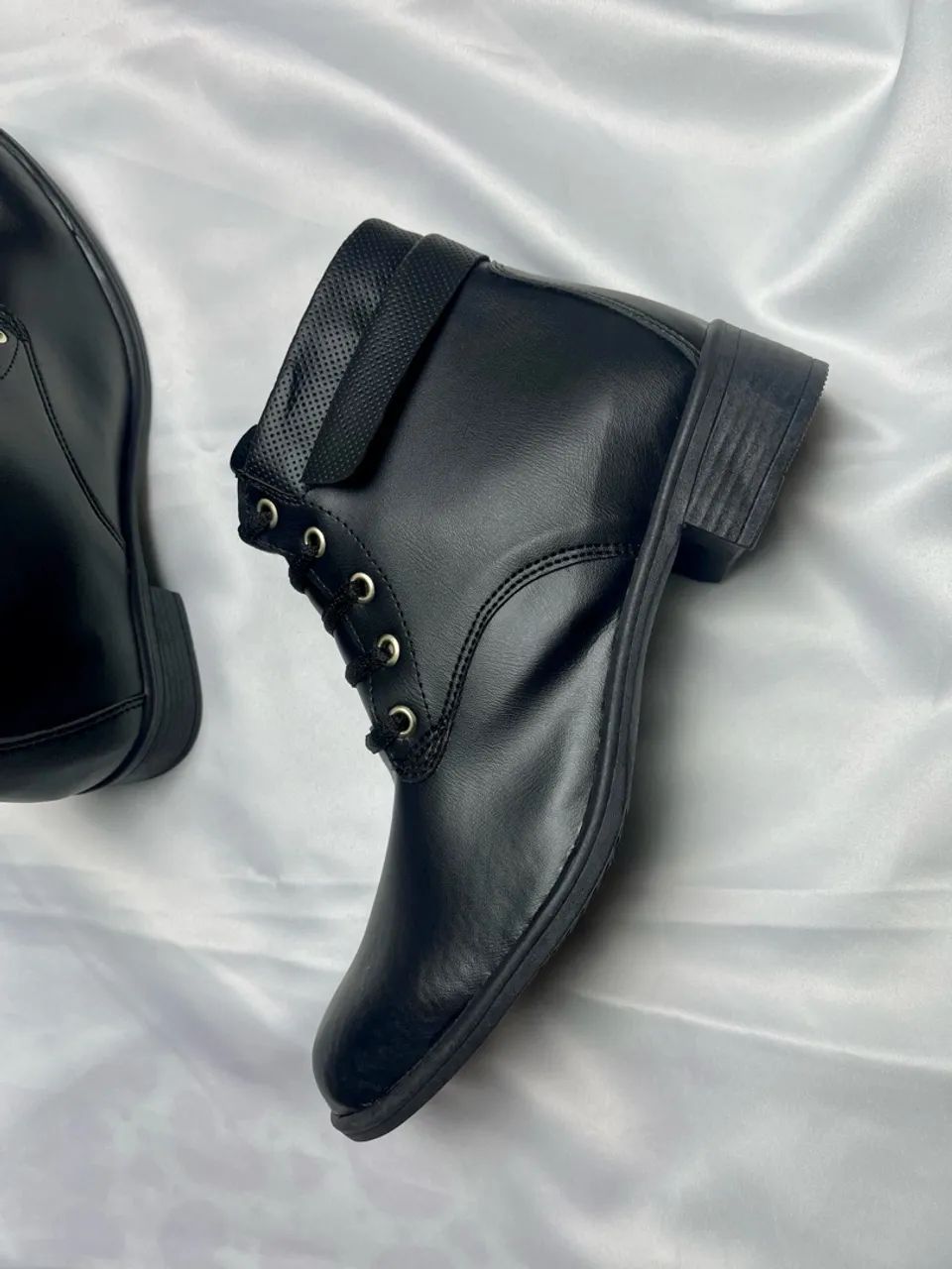Oferta! Coturno Feminino Preto Sem Salto - Com Cadarço e Design Casual - Foto 4