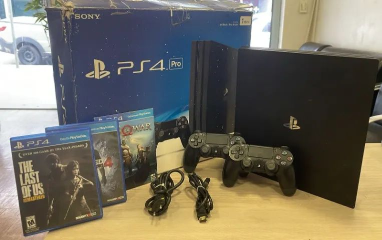 PS4 Pro + 2 controles + 3 jogos originais