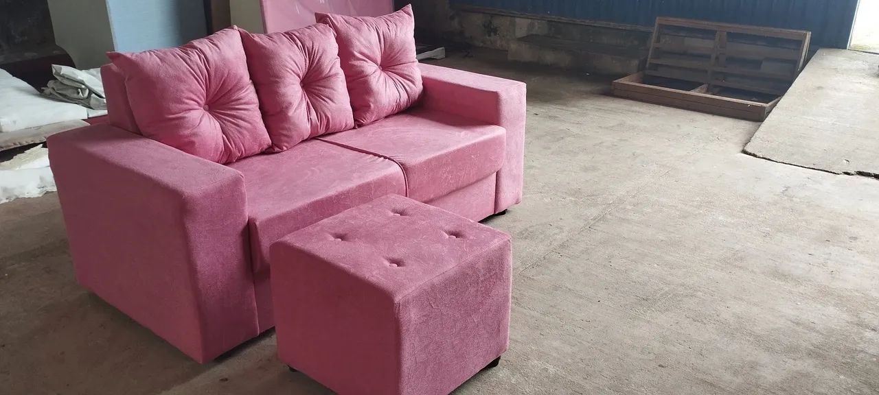 Sofá Rosa - 3 lugares. Ganhei o puff grande de brinde