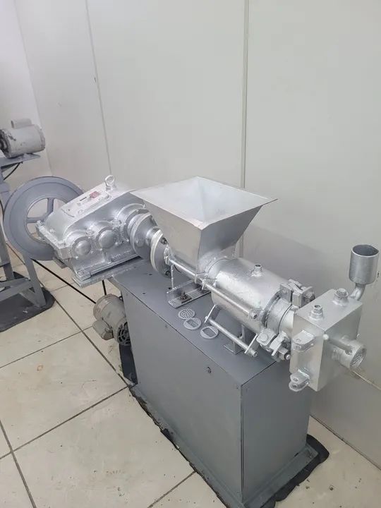 1- Prensa Pneumática - 2- Extrusora e 3-Batedeira Mistur. 4- Tanque Mistur. Inox 300l. - Foto 4