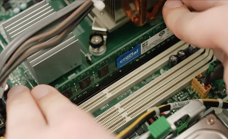 Kit 2 Memória RAM Crucial I 8GB I DDR4 I 2400mhz I Ct4g4dfs824a (Semi novo) - Foto 4