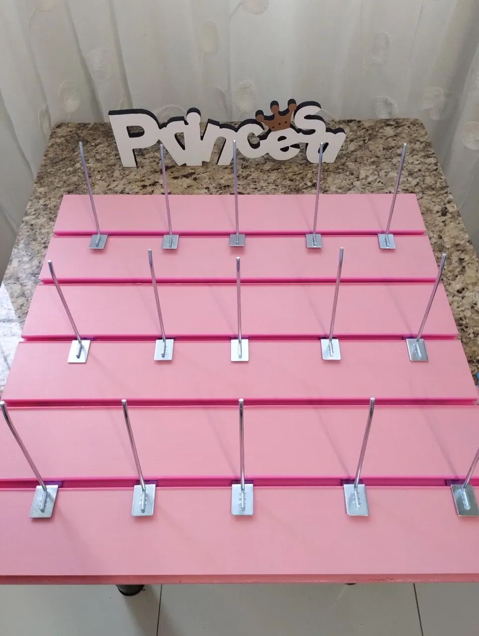 Painel Expositor Rosa com 15 Ganchos ( Novo )