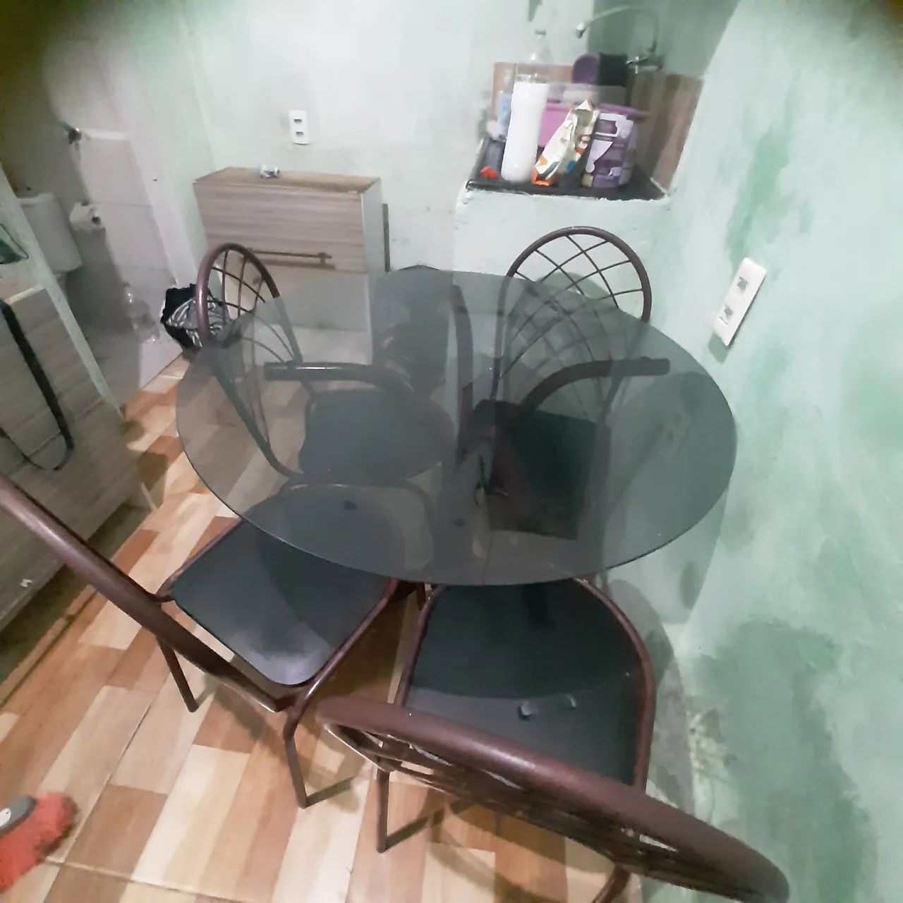 Mesa de jantar redonda com 4 cadeiras