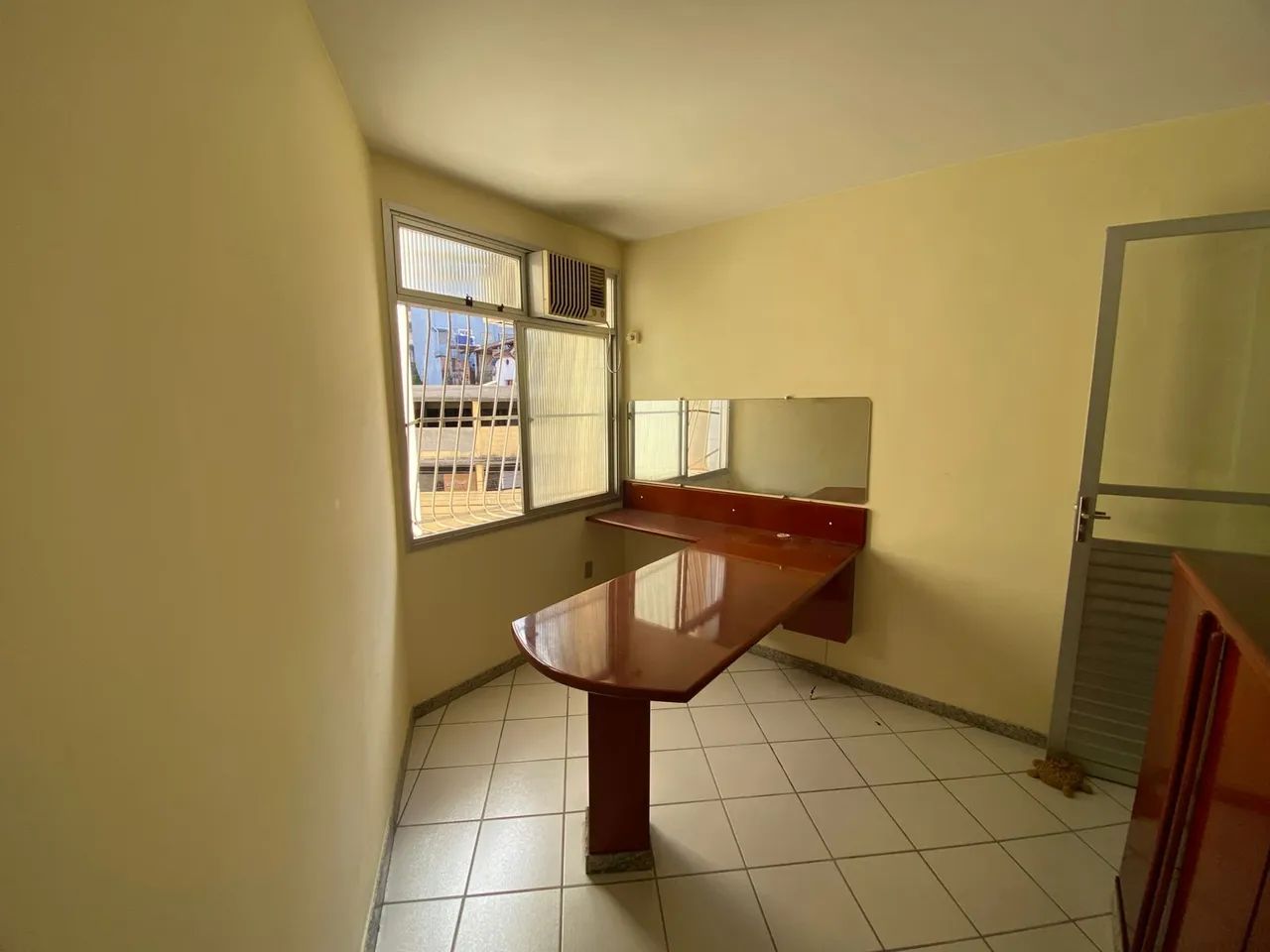 ED. VITÓRIA CENTRAL - AP 1 QUARTO C/ SUÍTE - SOL DA MANHÃ - GARAGEM COBERTA - ÓTIMA LOCALI - Foto 4