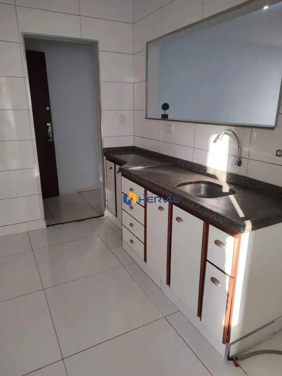 Apartamento semi mobiliado com 3 quartos, sendo 1 suíte localizado na Vila Cleópatra - Mar