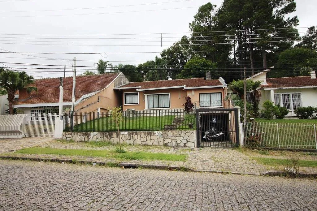 Terreno com 745m² , à venda, no bairro Guabirotuba em Curitiba