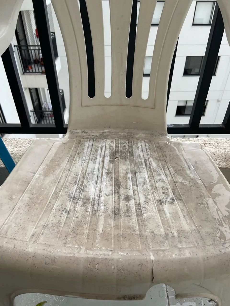 Cadeira de plástico com braços - Foto 2