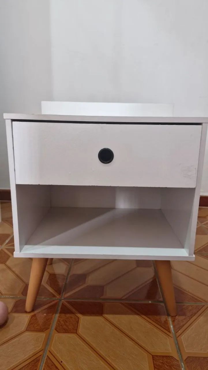 Mesa de cabeceira retrô 