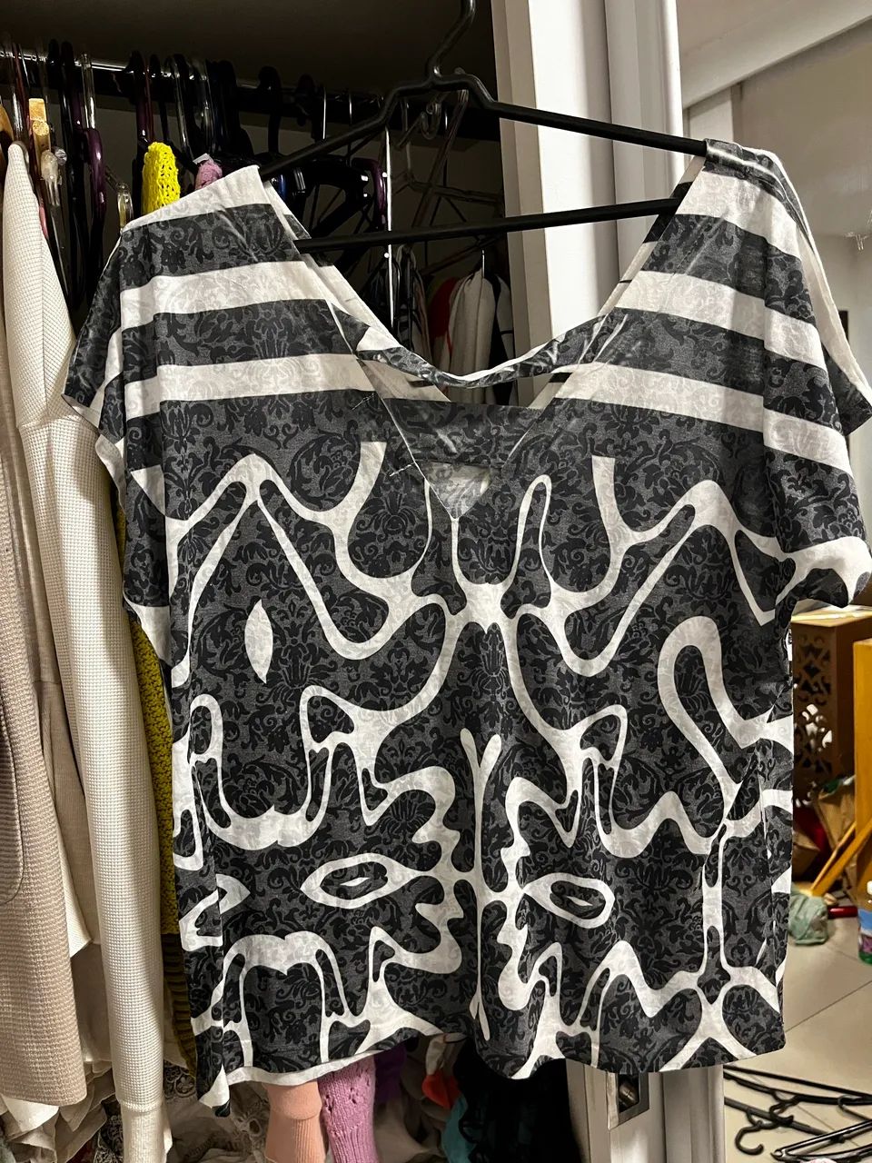 Blusa / camisa preta e branca com leve gola V - Foto 2