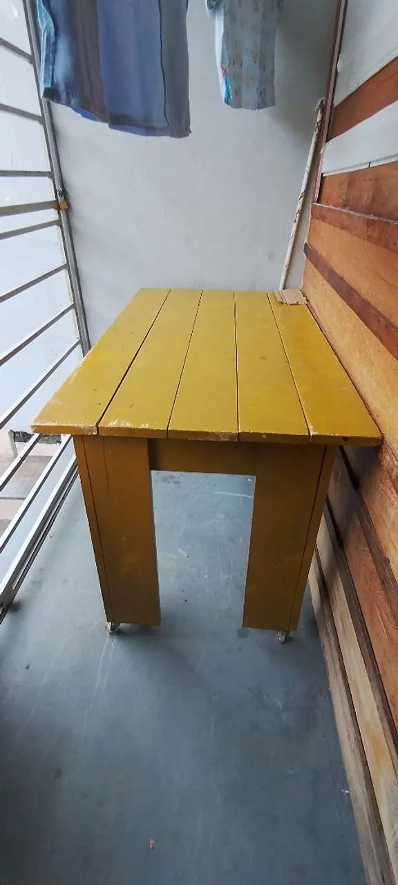 Mesa de madeira maciça 