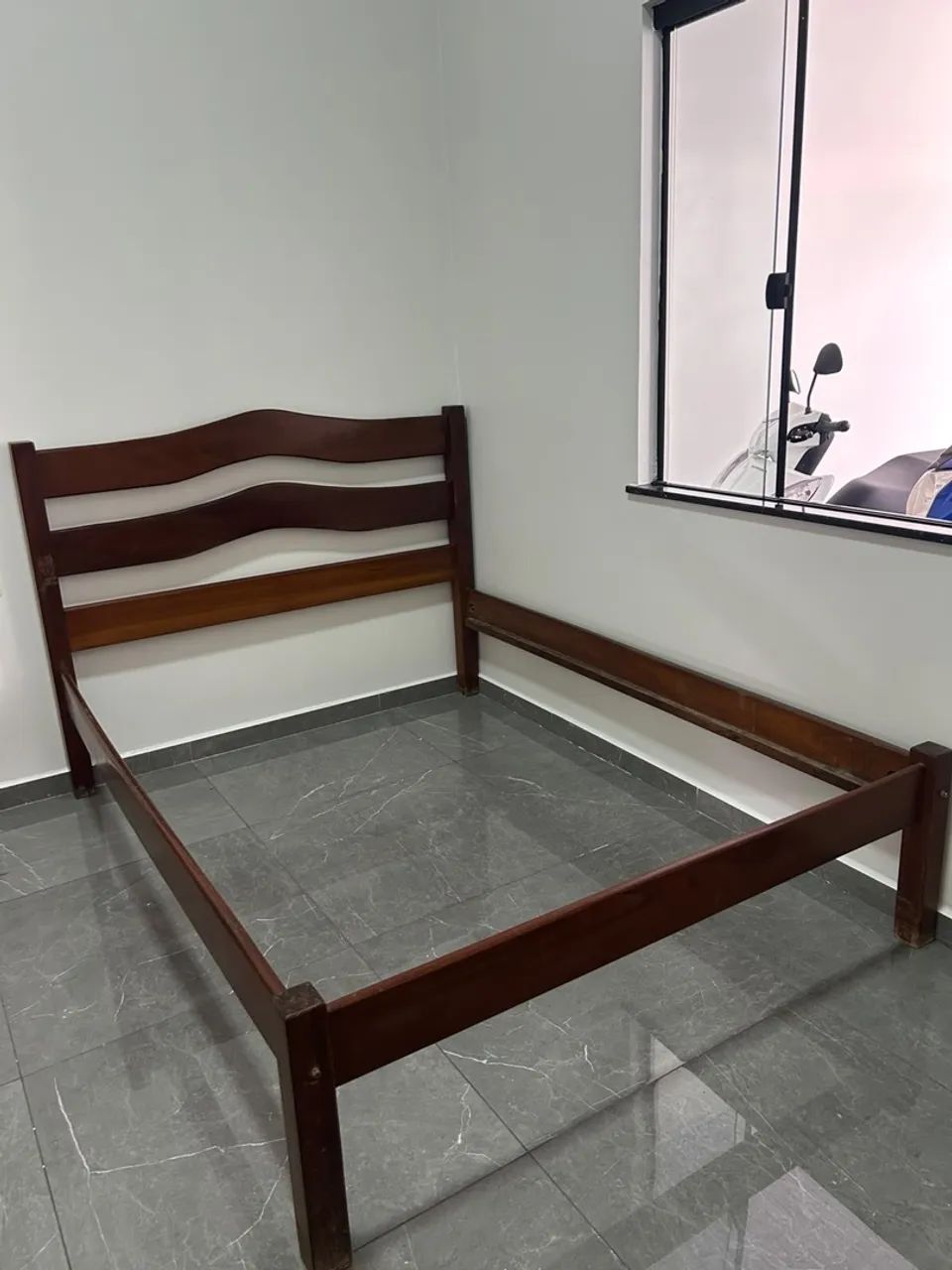 Cama de madeira 