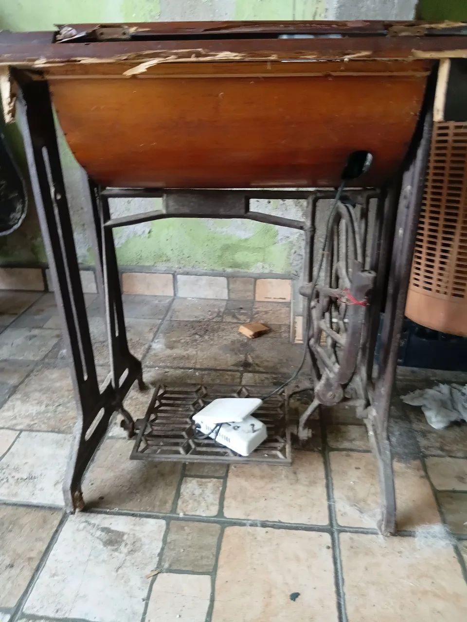 Máquina de costura antiga de mesa - Foto 2