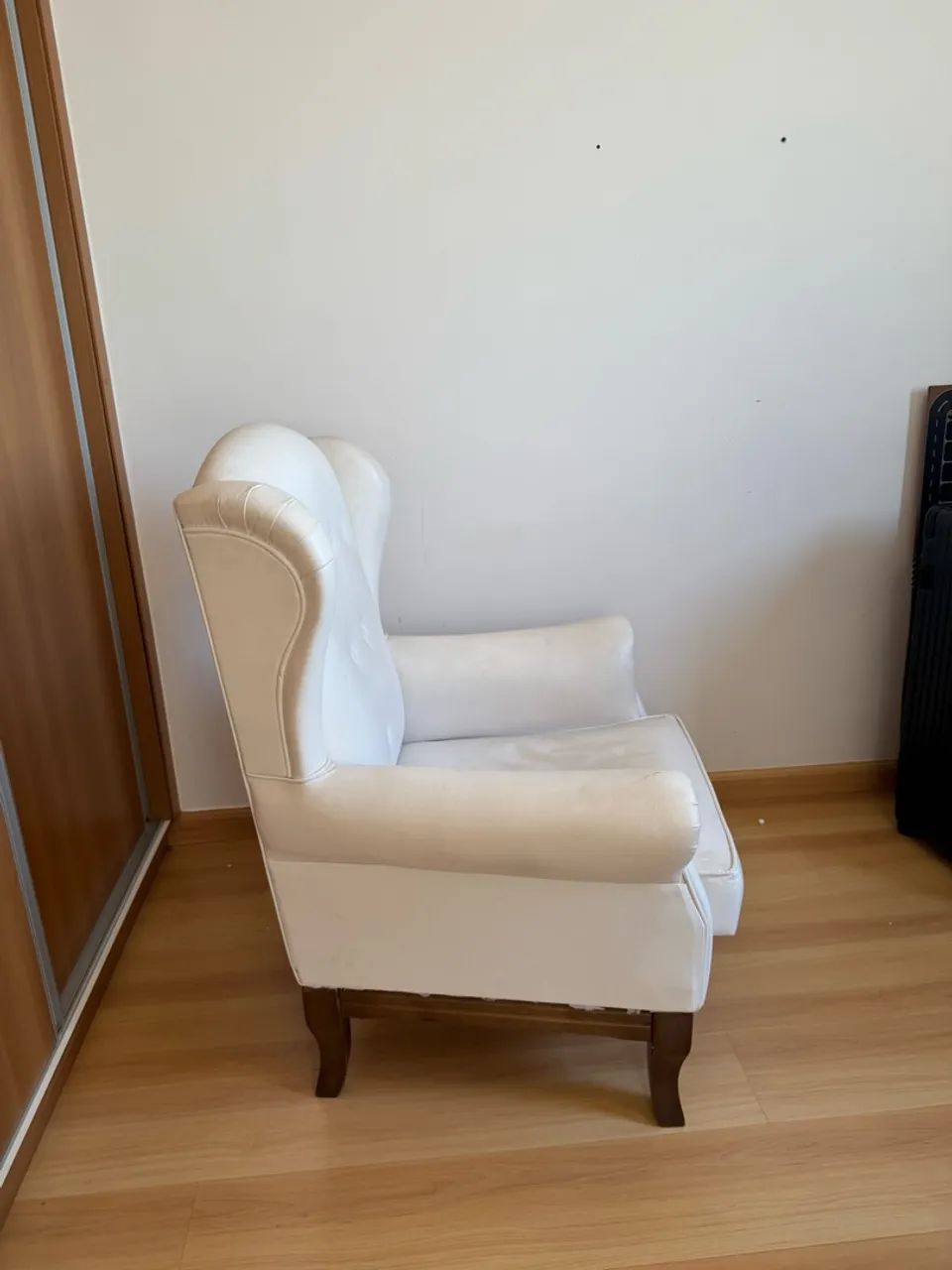 Poltrona clássica branca com pés de madeira  - Foto 2