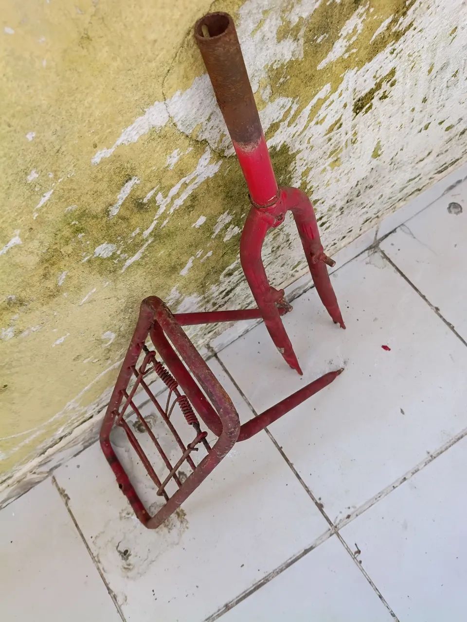 bagageiro e um garfo 