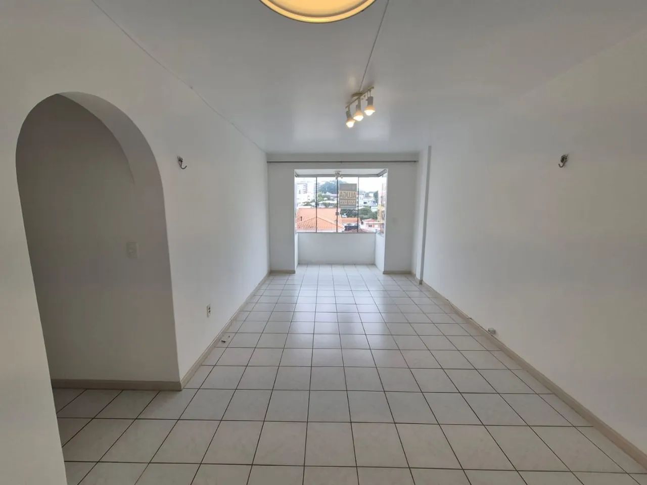 Apartamento para alugar com 3 quartos em Florianópolis.