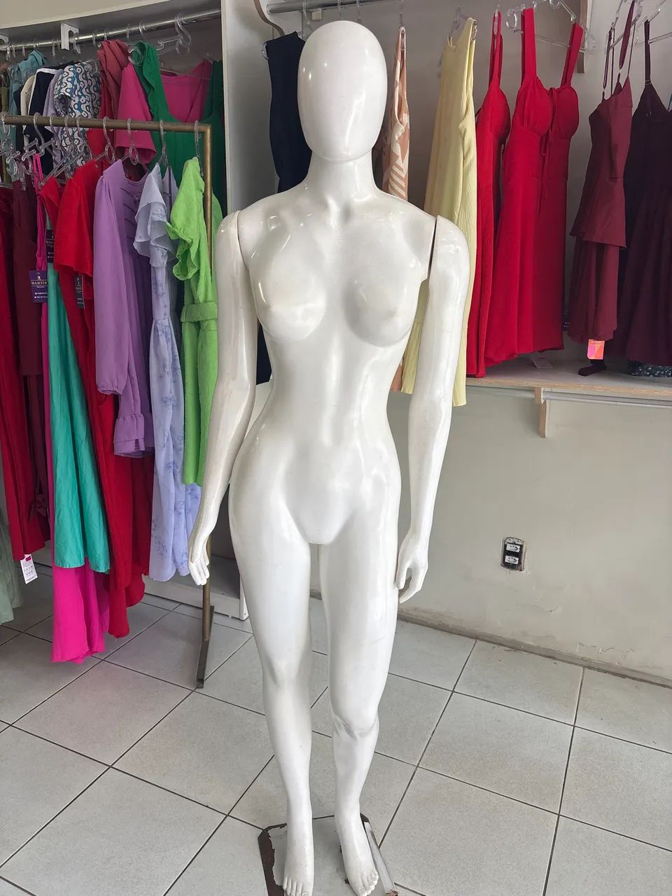 Vendo manequim feminino 